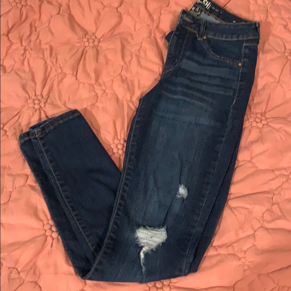 Distressed Darkwash Skinny jeans